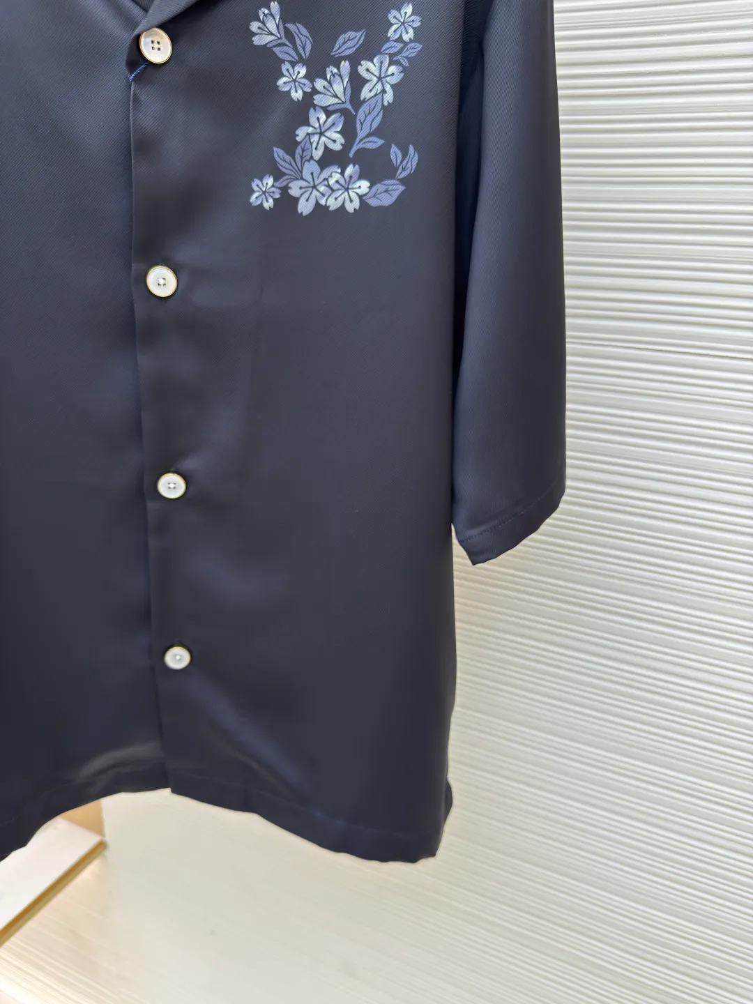 LOUIS VUITTON Floral Print Letter Nigo Mulberry Silk Short Sleeves ●Authentic product: 14800 purchase and development ●Item number: 1680658-A85 ●Fabric: mulberry silk fabric ●Technology: Printing production ●Version: Fitted version ●Weight: about 220 grams ●Size: Continuing Nigo's admiration for Japanese workwear aesthetics. The embellishment of pearlescent dots echoes the cherry blossom-inspired camouflage of the Sakura Damoflage pattern in the series. The printing adopts direct injection process. Custom woven and dyed, no color difference from the original. The ingenious craftsmanship is perfectly restored, the three standards are complete, and the accessories are customized. The overall wiring is straight and delicate, the fabric is comfortable and soft, and the color is consistent without color difference. It can be matched with the same style to create a fashionable look and control various occasions. Customized accessories, complete with three standards, same style for men and women!